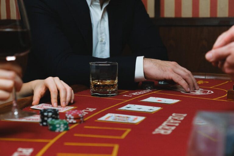 Wat zijn risicos en voordelen van het karten tellen bij blackjack in een online casino?